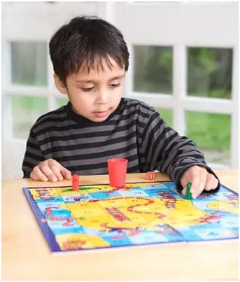 Climb to Victory: Let's Play Snakes and Ladders!